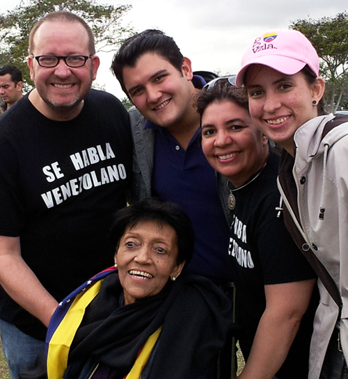 Jesús Bello, Álvaro Rauseo, María E. Pardo, Emily Bello y Dra. Nidia Villegas en el Primer Parrandón Venezolano 2013.